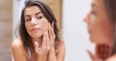 8 مشكلات جلدية تصيبك صيفًا: دليلك الكامل للوقاية والعلاج