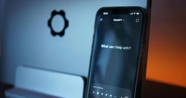 OpenAI تطلق ميزة “جهة اتصال موثوقة” في ChatGPT لمستخدمي الأزمات النفسية