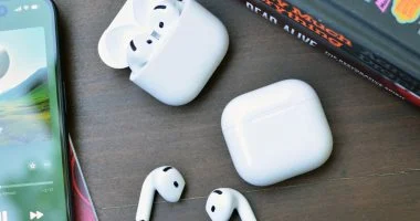 آبل تدمج كاميرات في AirPods Ultra وتثير جدلاً واسعًا