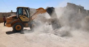 إزالة تعديات على أراضي أملاك الدولة بقرية الخرطوم في الوادي الجديد