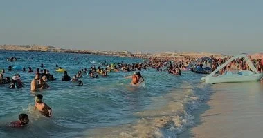 إقبال كثيف على شاطئ مطروح العام بوسط المدينة