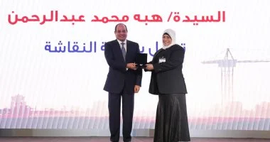الرئيس السيسي يكرم الأسطى هبة عبد الرحمن بعد 10 سنوات من الإبداع في عيد العمال
