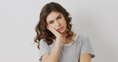 الضغط النفسي: أعراض جسدية غير متوقعة تصيب جسمك من الفك للجلد