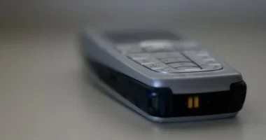 الهواتف العادية ضد الذكية: أيهما يوفر أمانًا وخصوصية أفضل؟