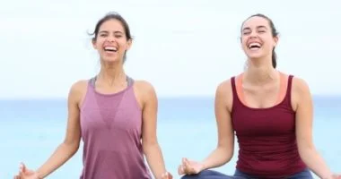 اليوم العالمي للضحك: فوائد مذهلة ليوجا الضحك لدعم صحتك النفسية والجسدية