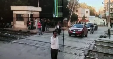انتظام حركة المرور بمزلقان الشاملة في بني سويف بعد رفع عربة قطار