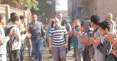 تعليم بني سويف ينظم ممراً شرفياً لمعلم في الواسطى لبلوغه المعاش