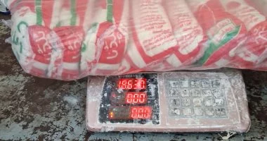 تموين أسيوط تضبط سلعاً غذائية فاسدة وسكراً ناقص الوزن بالمحافظة