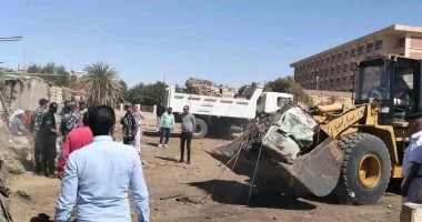 تنمية الخارجة تزيل بؤر التلوث والمخلفات العشوائية بالوادي الجديد