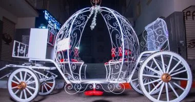 حداد بقنا يبتكر تحفاً فنية من الحديد ويحولها لأشكال إبداعية