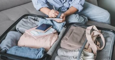 حلول عملية للعناية بالبشرة أثناء إجازة العيد: 5 حيل للسفر الخالي من المتاعب