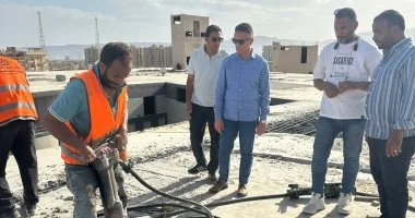 حي الأربعين بالسويس يزيل أدواراً مخالفة تزامناً مع تكثيف حملات الرقابة