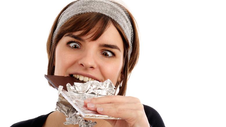 خبير تغذية يحذر: النوتيلا وحلويات الأرفف تدمر كبدك
