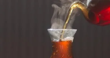 دراسة تكشف: أيهما أفضل لصحة عظام النساء المسنات؟ الشاي أم القهوة؟