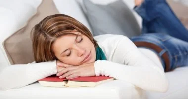 دراسة: نوم النهار المتكرر علامة مشكلات صحية لدى كبار السن