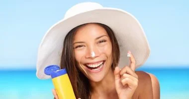 دليلك لاختيار واقي الشمس المناسب لبشرتك مع ارتفاع درجات الحرارة