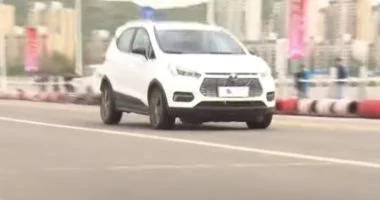 ذكاء اصطناعي يطيل عمر بطاريات السيارات الكهربائية 23% بشحن ذكي