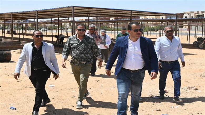رئيس العاشر من رمضان يوجه بتسريع تجهيز أسواق جديدة لنقل الباعة الجائلين