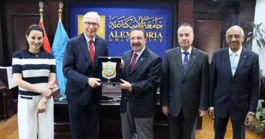 رئيس جامعة الإسكندرية يبحث تعزيز التعاون الأكاديمي مع سفير بيرو