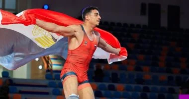 رئيس جامعة دمياط يهنئ طالباً بحصد ذهبية بطولة أفريقيا للمصارعة