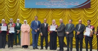 رئيس جامعة دمياط يهنئ طالبة لحصولها على المركز الأول بالجامعات المصرية