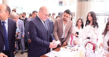 رئيس جامعة سوهاج يتفقد ابتكارات طلاب صيدلة سوهاج العلاجية والتجميلية