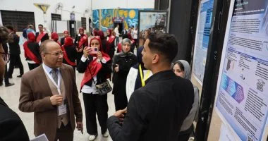 رئيس جامعة قناة السويس يتابع فعاليات اللقاء العلمي للبحوث الطلابية بالجامعة