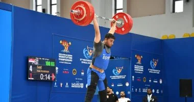 رئيس جامعة قناة السويس يهنئ طالباً بحصوله على فضية رفع الأثقال