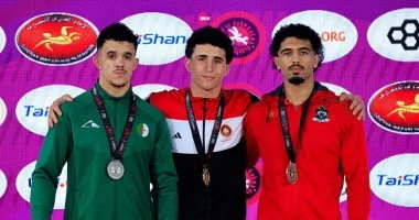 رئيس جامعة قناة السويس يهنئ طالباً لحصوله على ذهبية المصارعة الأفريقية