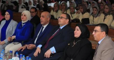رئيس جامعة كفر الشيخ يتفقد مشروعات تخرج طلاب آداب الجامعة