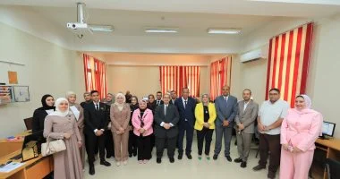 رئيس جامعة كفر الشيخ يشهد مناقشة مشروع طلابي حول التحول الأخضر