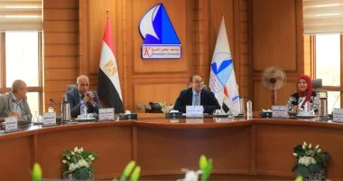 رئيس جامعة كفر الشيخ يناقش تطوير البرامج الأكاديمية وربطها بسوق العمل