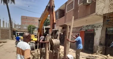 رئيس مركز الطود يتابع مشروعات الصرف الصحي والنظافة بقرى الأقصر