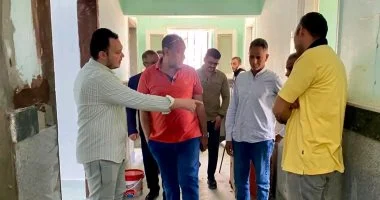 رئيس مركز الفرافرة يتابع تجهيزات تركيب الأشعة المقطعية بالمستشفى المركزي بالوادي الجديد