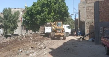 رفع 200 طن مخلفات من ترعة بني قرة بمركز القوصية في أسيوط