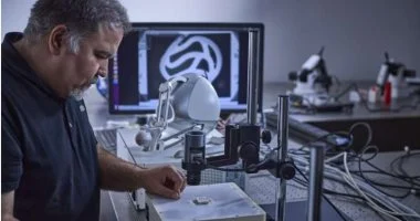روبوتات دقيقة جديدة تفتح آفاقاً لعلاج السرطان بدقة متناهية
