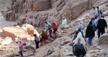 سانت كاترين تستقبل 315 سائحاً لزيارة الدير وتسلق جبل موسى