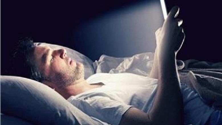 شاشات الموبايل سم يتسلل للأعصاب.. هدى رشوان تحذر بمخاطرها