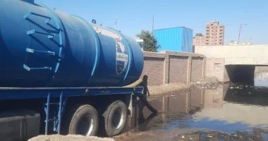 صرف الغربية توفر معداتها لإزالة تراكمات مياه نفق أبو دراع بالمحلة