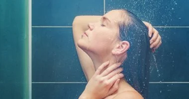 عادة شائعة قد تضر جسمك عند العودة من حر الصيف