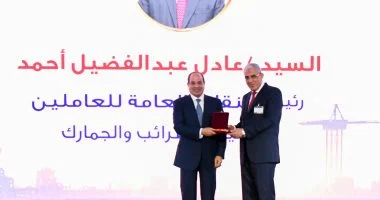 عادل عبد الفضيل يتوج بوسام العمل من الطبقة الأولى بعيد العمال 2026