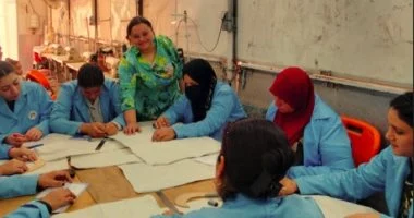 عمل بأسيوط تطلق دورة تفصيل وخياطة بمركز منفلوط عبر العربة المتنقلة