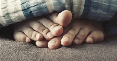 قدميك تنذر.. ألم وتورم علامات تكشف أمراضًا خطيرة بالجسم