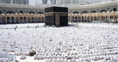 مئات الحجاج المصريين يملأون ساحات الحرمين في أول جمعة