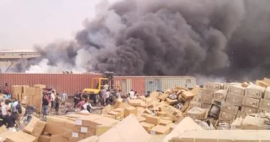 مجلس مدينة قليوب يرفع آثار حريق مخزن بطاريات بقليوب