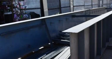 محافظ أسوان يتابع نسب تنفيذ مشروع كوبرى مشاة السيل