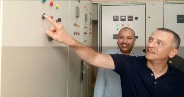 محافظ أسوان يشهد التشغيل التجريبي لمحطة صرف الرمادي بإدفو