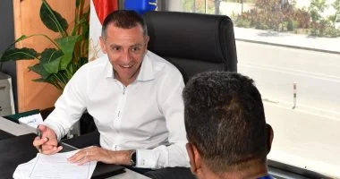 محافظ أسوان يلتقي المواطنين لبحث مطالبهم وحل شكواهم الخدمية