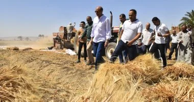 محافظ أسيوط يتفقد حصاد 205 آلاف فدان من القمح بمركز أسيوط