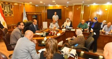 محافظ أسيوط يوجه بتقديم خدمات طبية وسكنية للأسر الأولى بالرعاية